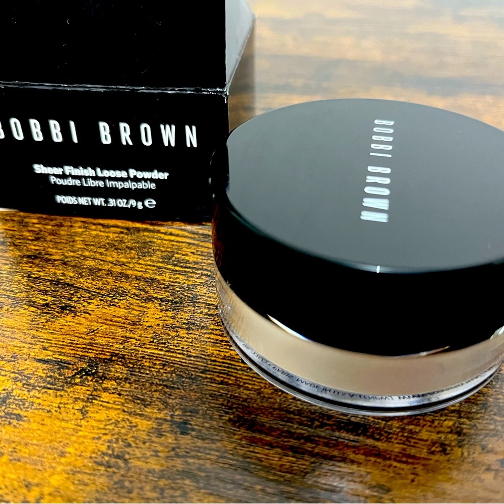BOBBI BROWN - New Sheer Finish Loose Powder
Poudre Libre Impalpable